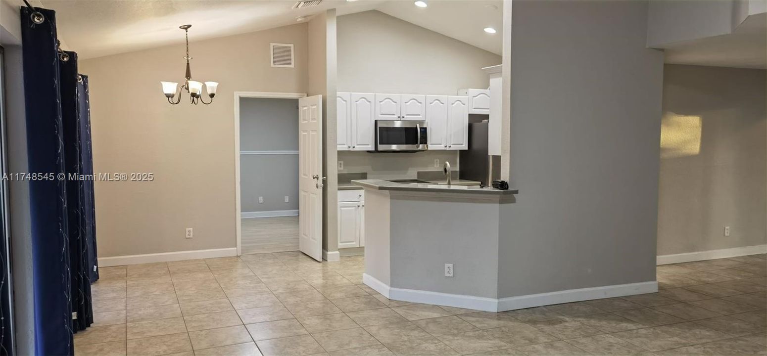 Vendido Recientemente: $485,000 (4 camas, 2 baños, 1714 Pies cuadrados)