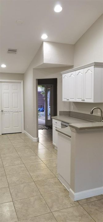 Vendido Recientemente: $485,000 (4 camas, 2 baños, 1714 Pies cuadrados)