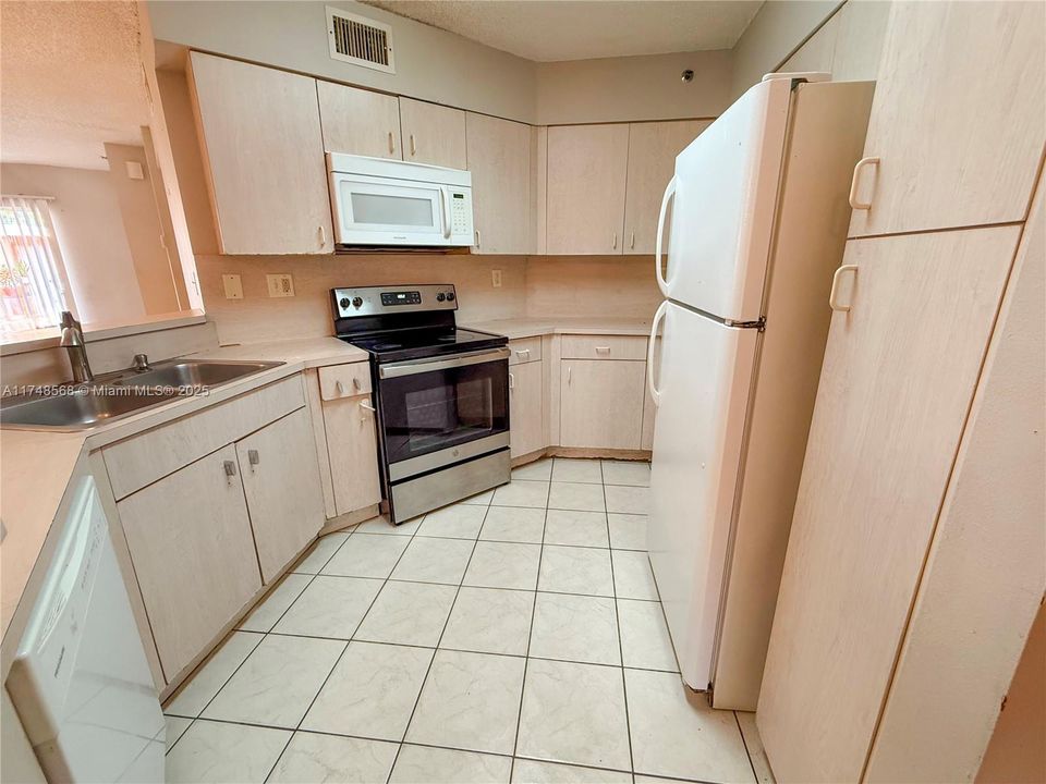 Recently Sold: $244,900 (2 beds, 2 baths, 990 Square Feet)