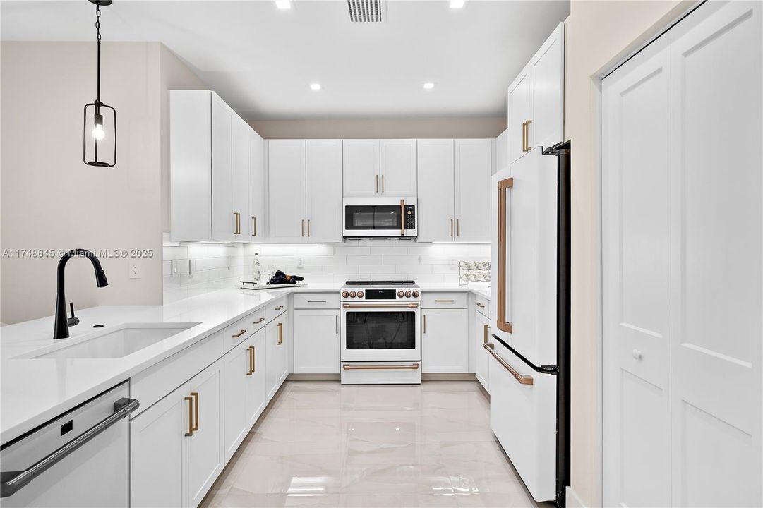 For Sale: $514,990 (3 beds, 3 baths, 2209 Square Feet)