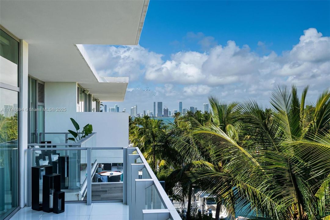 Недавно продано: $3,795,000 (3 спален, 3 ванн, 2031 Квадратных фут)