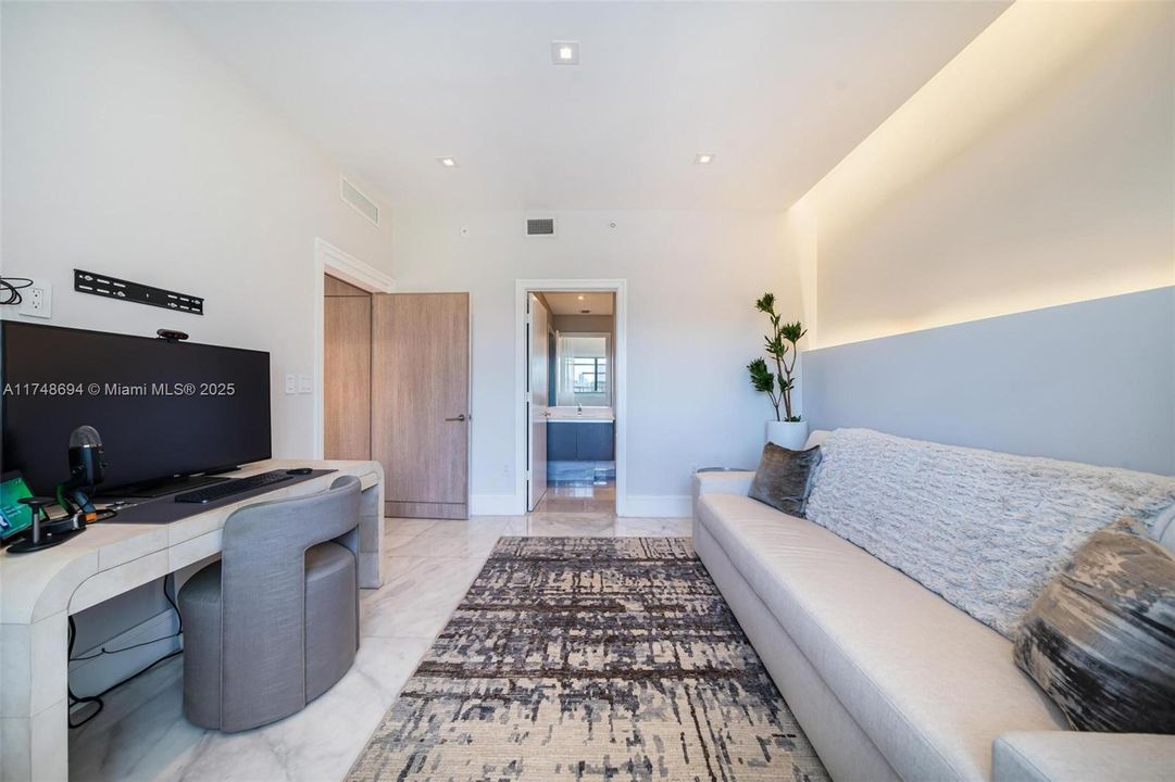 Недавно продано: $3,795,000 (3 спален, 3 ванн, 2031 Квадратных фут)