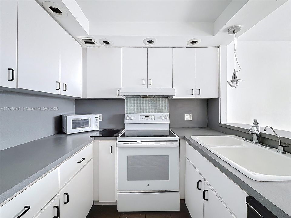 Recently Sold: $425,000 (1 beds, 1 baths, 665 Square Feet)