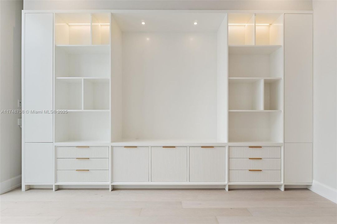 For Sale: $23,200,000 (4 beds, 6 baths, 6726 Square Feet)