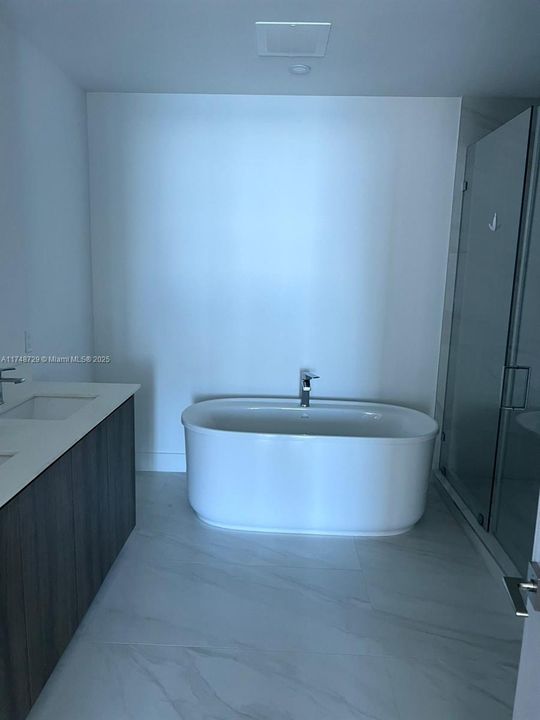 For Sale: $1,450,000 (2 beds, 2 baths, 1382 Square Feet)