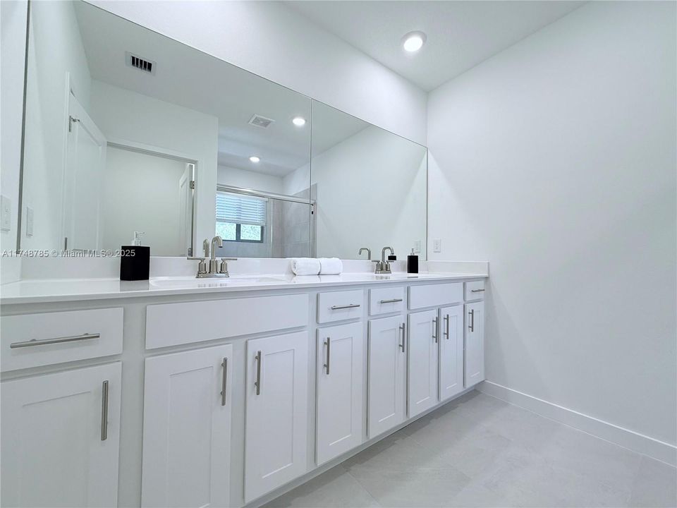 最近租的: $3,200 (3 贝兹, 2 浴室, 0 平方英尺)