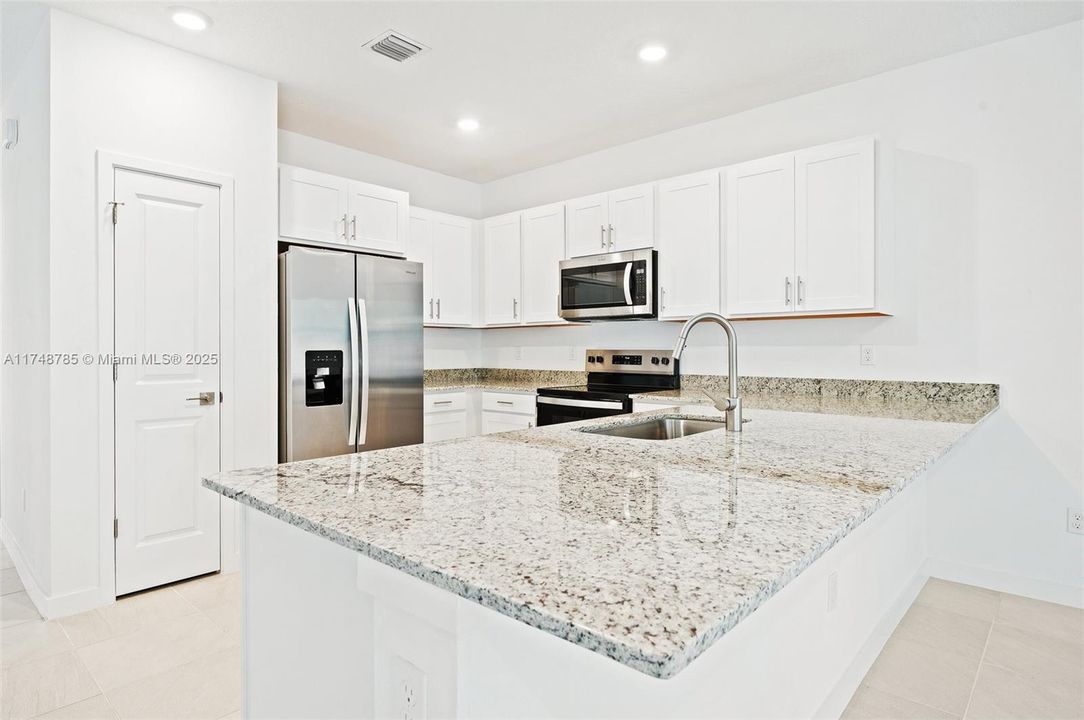 最近租的: $3,200 (3 贝兹, 2 浴室, 0 平方英尺)