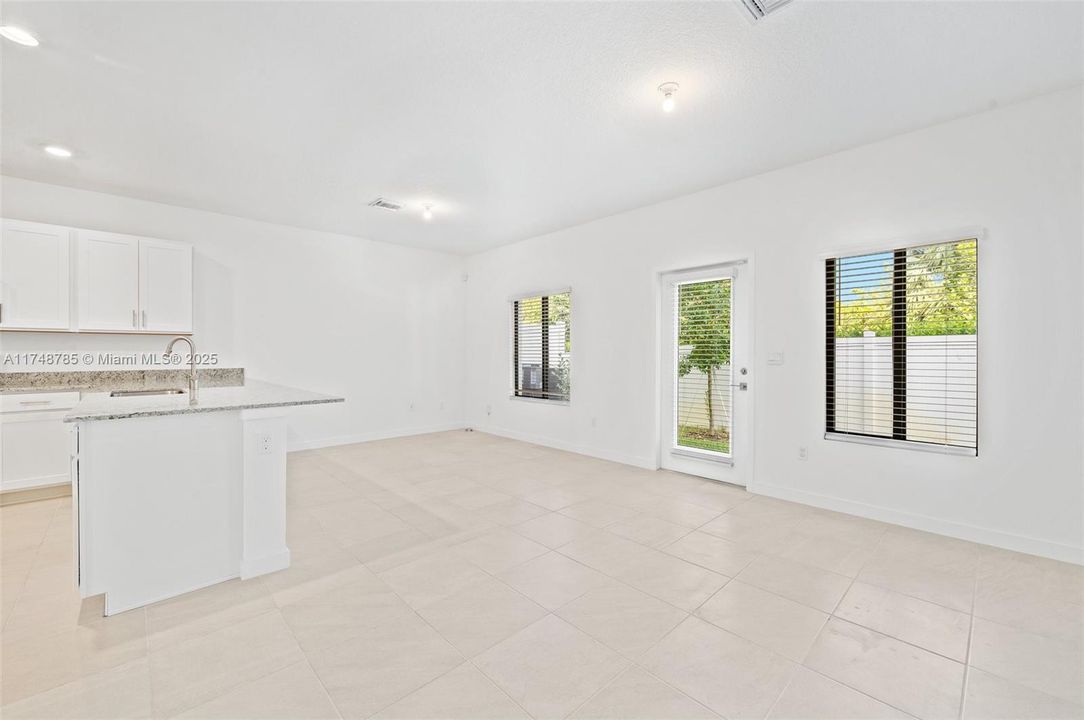 最近租的: $3,200 (3 贝兹, 2 浴室, 0 平方英尺)