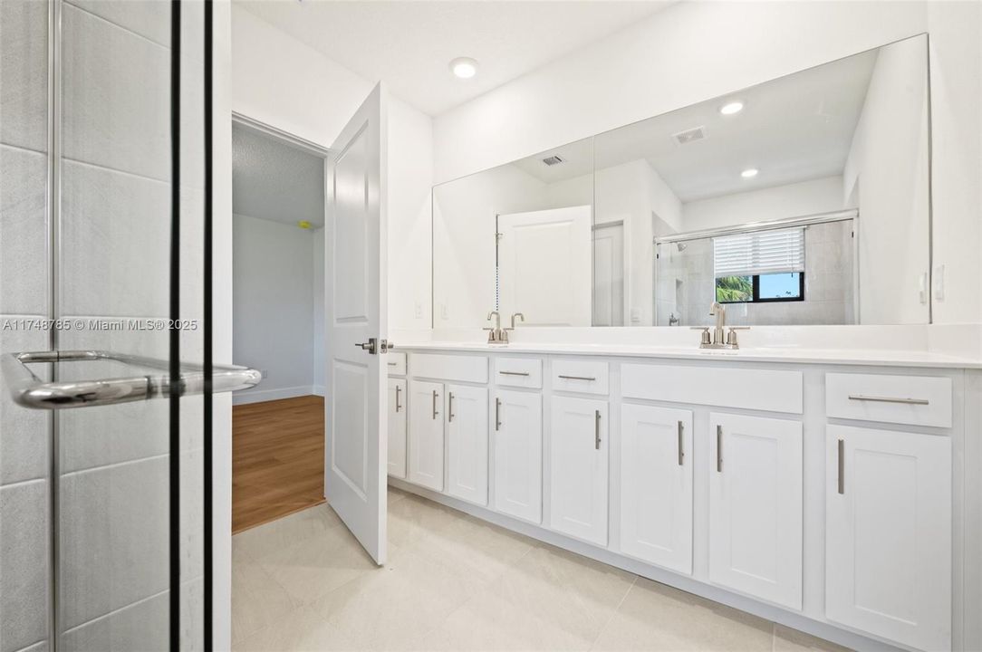 最近租的: $3,200 (3 贝兹, 2 浴室, 0 平方英尺)