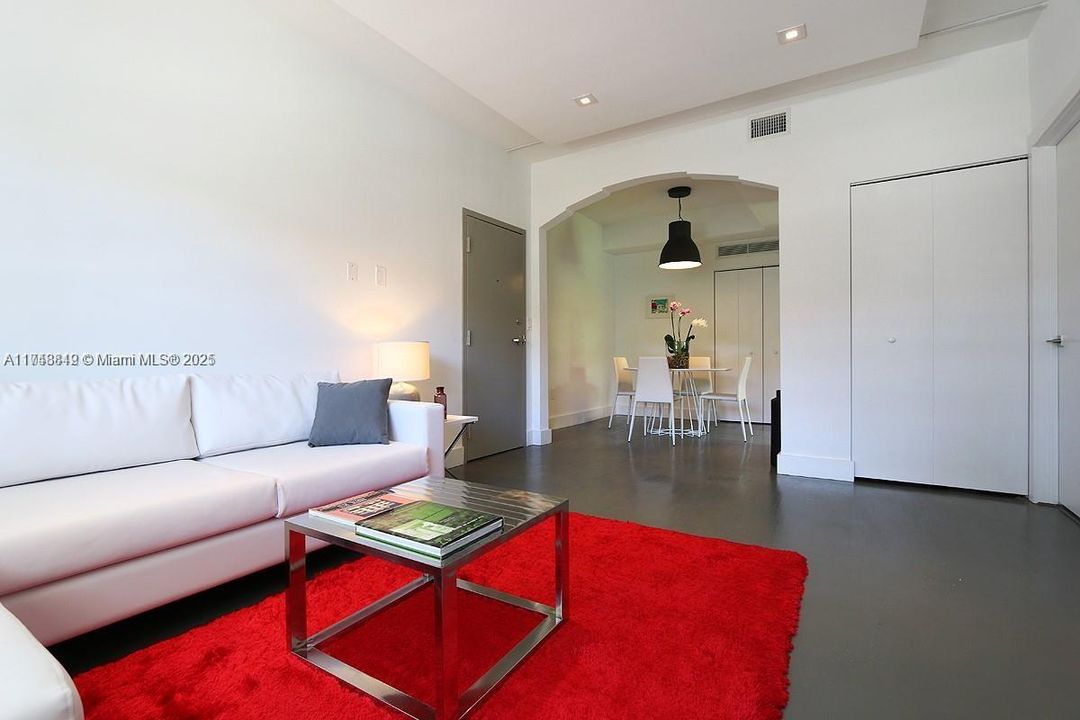 待售: $330,000 (1 贝兹, 1 浴室, 609 平方英尺)