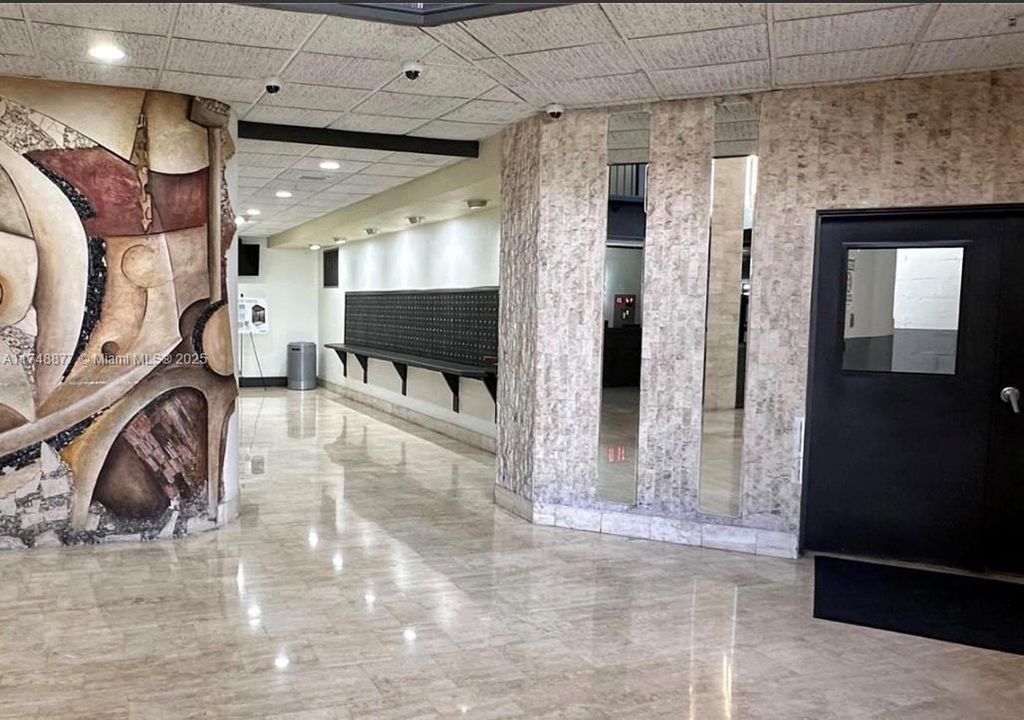 待售: $215,000 (1 贝兹, 1 浴室, 766 平方英尺)