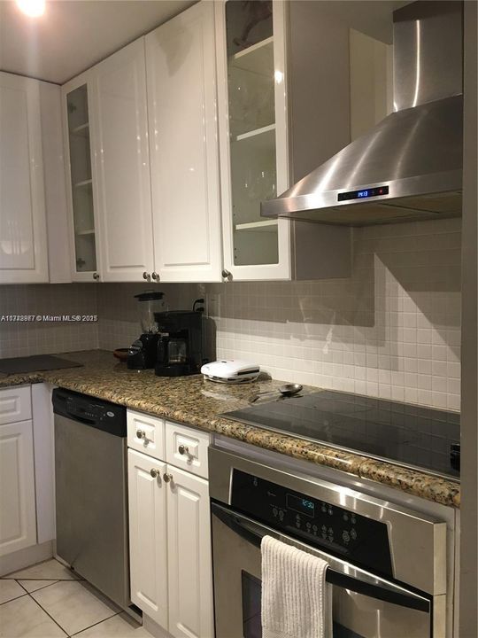 待售: $215,000 (1 贝兹, 1 浴室, 766 平方英尺)