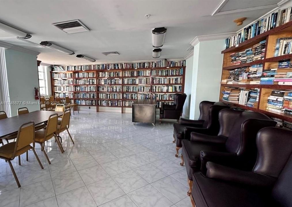 待售: $215,000 (1 贝兹, 1 浴室, 766 平方英尺)