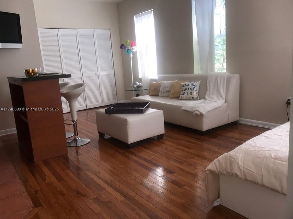 最近售出: $140,000 (0 贝兹, 1 浴室, 372 平方英尺)