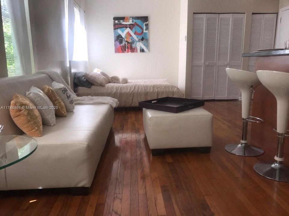 最近售出: $140,000 (0 贝兹, 1 浴室, 372 平方英尺)