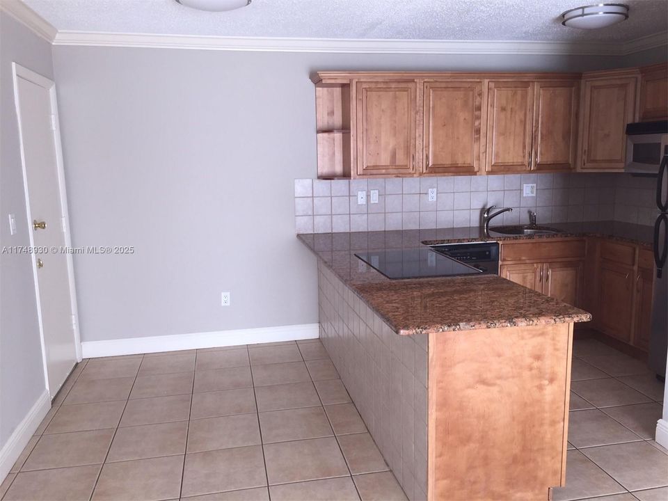 Recently Rented: $2,400 (2 beds, 1 baths, 800 Square Feet)