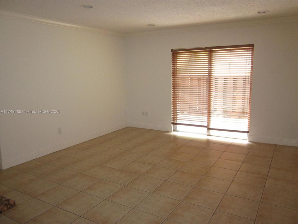 Recently Rented: $2,400 (2 beds, 1 baths, 800 Square Feet)