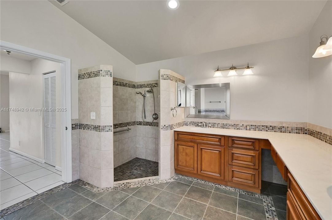 合同活跃: $4,500 (4 贝兹, 2 浴室, 3223 平方英尺)