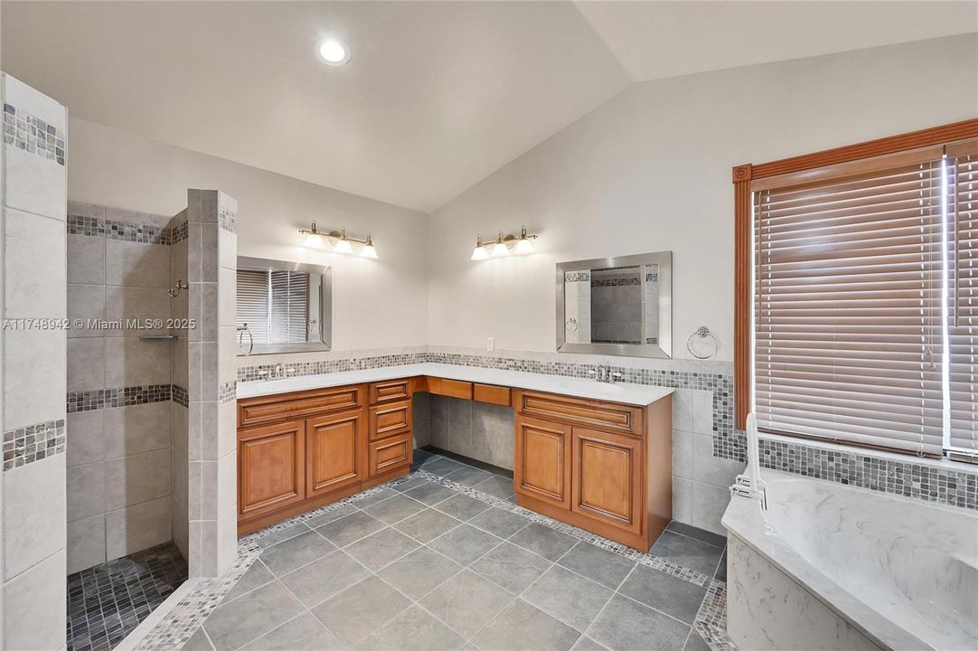 合同活跃: $4,500 (4 贝兹, 2 浴室, 3223 平方英尺)