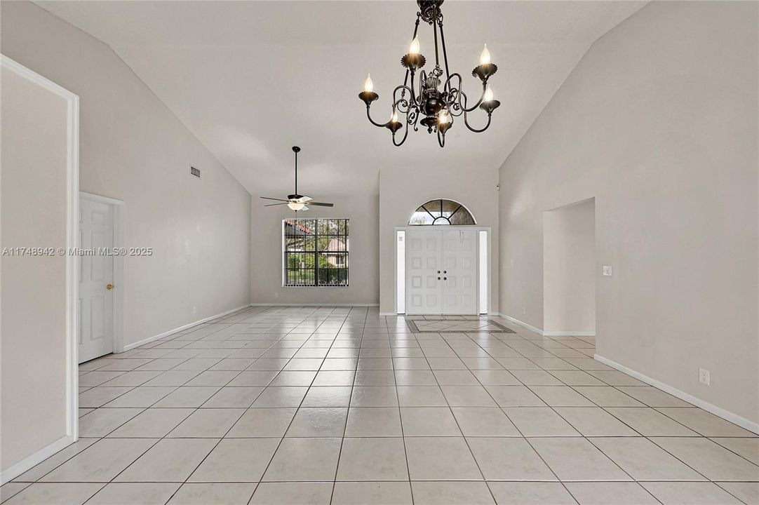 合同活跃: $4,500 (4 贝兹, 2 浴室, 3223 平方英尺)