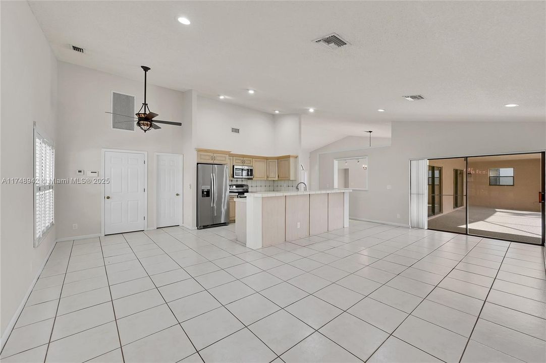 合同活跃: $4,500 (4 贝兹, 2 浴室, 3223 平方英尺)