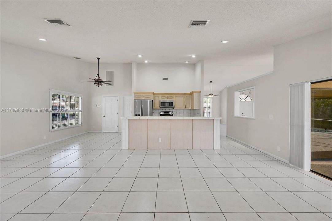 合同活跃: $4,500 (4 贝兹, 2 浴室, 3223 平方英尺)