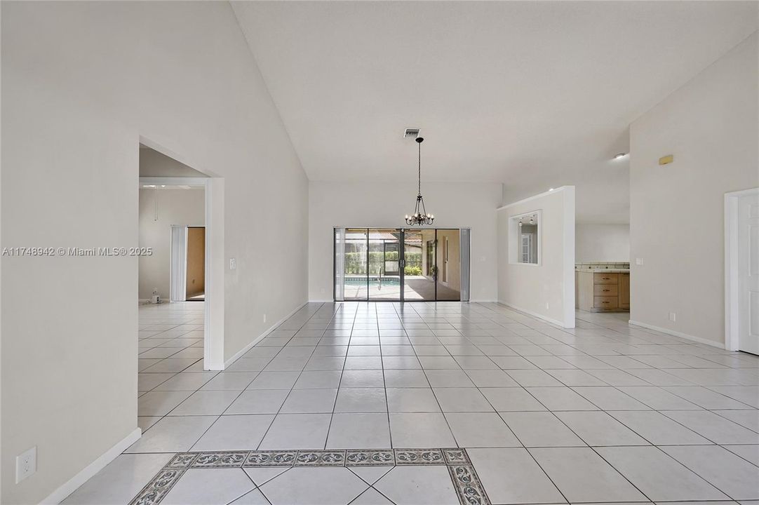 合同活跃: $4,500 (4 贝兹, 2 浴室, 3223 平方英尺)