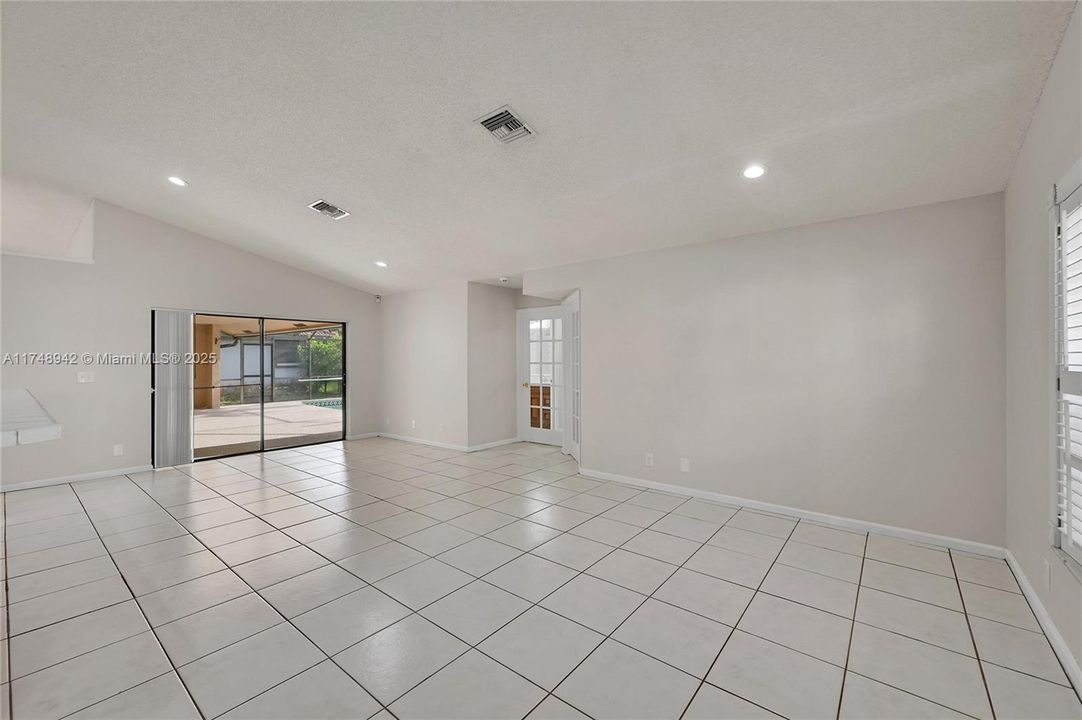 合同活跃: $4,500 (4 贝兹, 2 浴室, 3223 平方英尺)