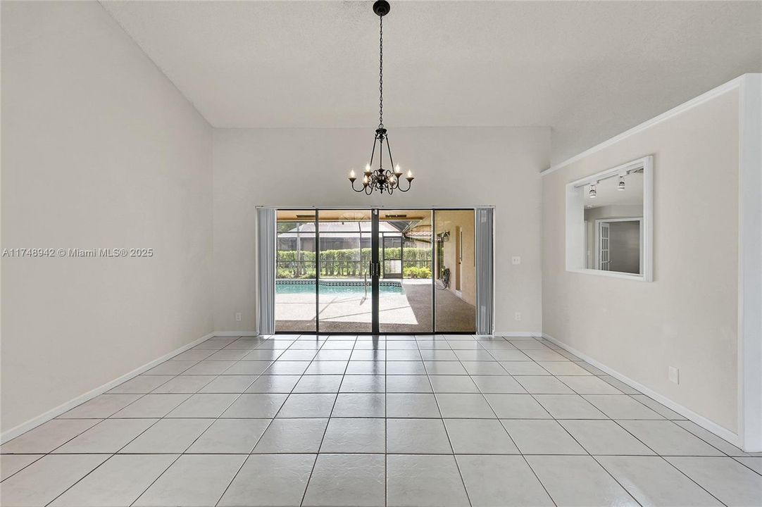 合同活跃: $4,500 (4 贝兹, 2 浴室, 3223 平方英尺)