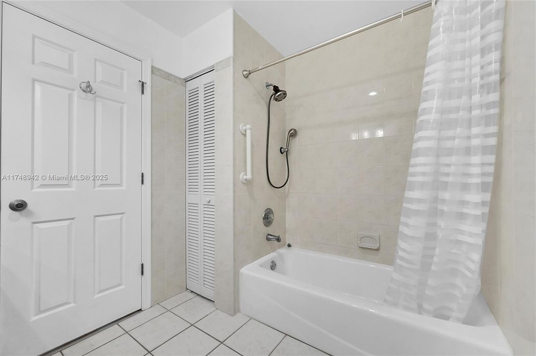 合同活跃: $4,500 (4 贝兹, 2 浴室, 3223 平方英尺)