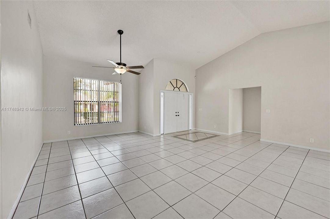 合同活跃: $4,500 (4 贝兹, 2 浴室, 3223 平方英尺)