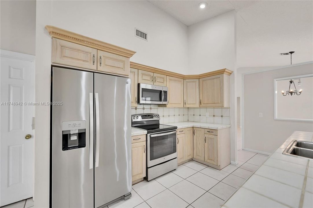 合同活跃: $4,500 (4 贝兹, 2 浴室, 3223 平方英尺)