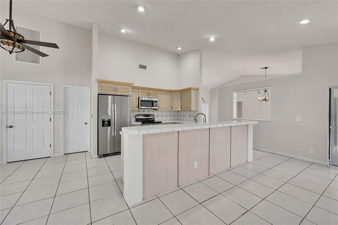 合同活跃: $4,500 (4 贝兹, 2 浴室, 3223 平方英尺)