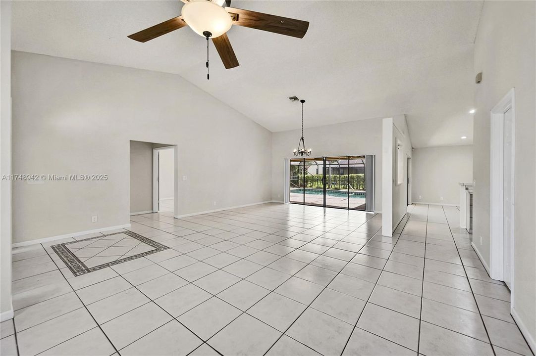 合同活跃: $4,500 (4 贝兹, 2 浴室, 3223 平方英尺)