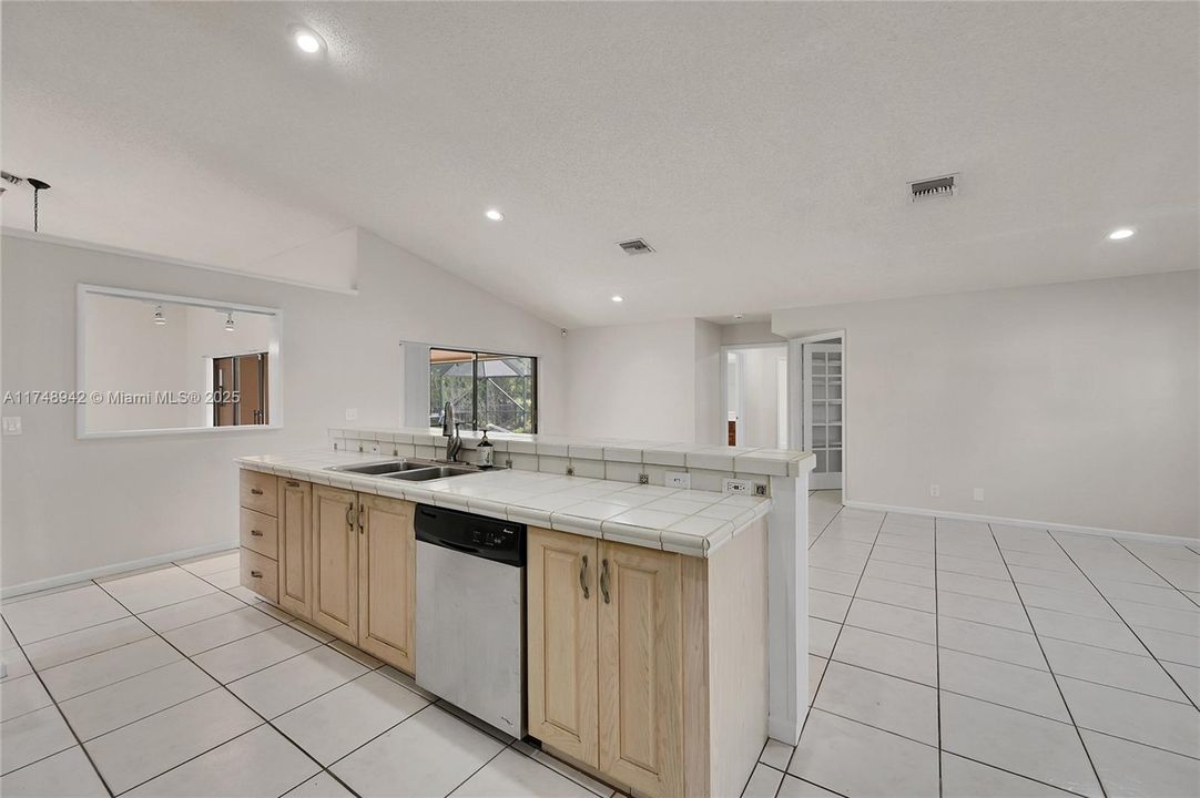 合同活跃: $4,500 (4 贝兹, 2 浴室, 3223 平方英尺)