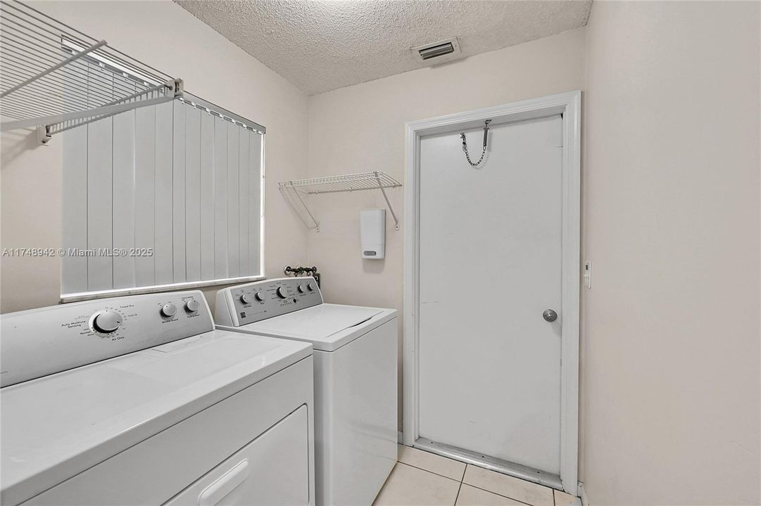 合同活跃: $4,500 (4 贝兹, 2 浴室, 3223 平方英尺)