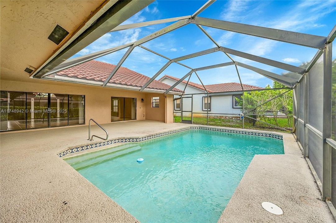 合同活跃: $4,500 (4 贝兹, 2 浴室, 3223 平方英尺)