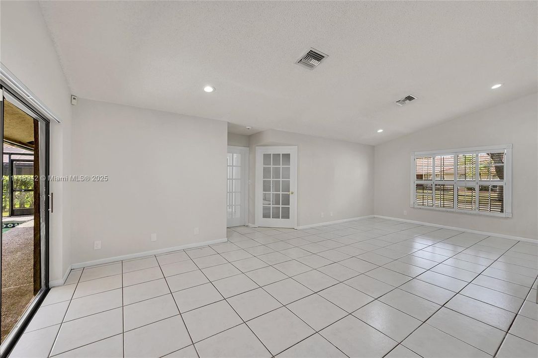 合同活跃: $4,500 (4 贝兹, 2 浴室, 3223 平方英尺)