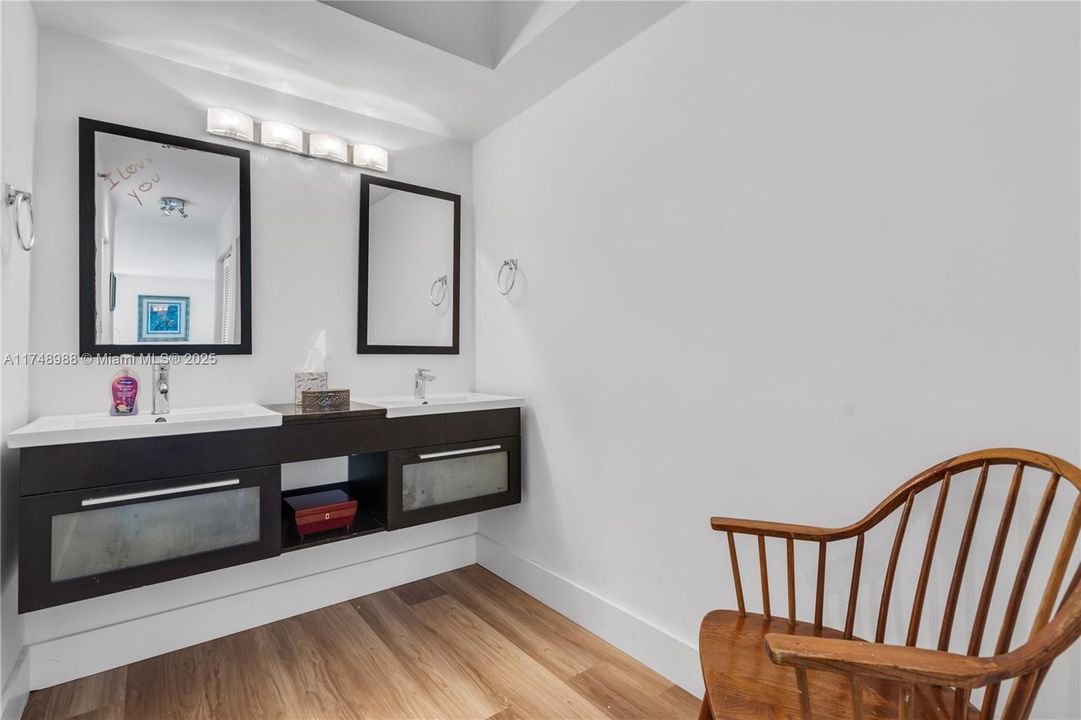 待售: $599,000 (2 贝兹, 2 浴室, 1145 平方英尺)