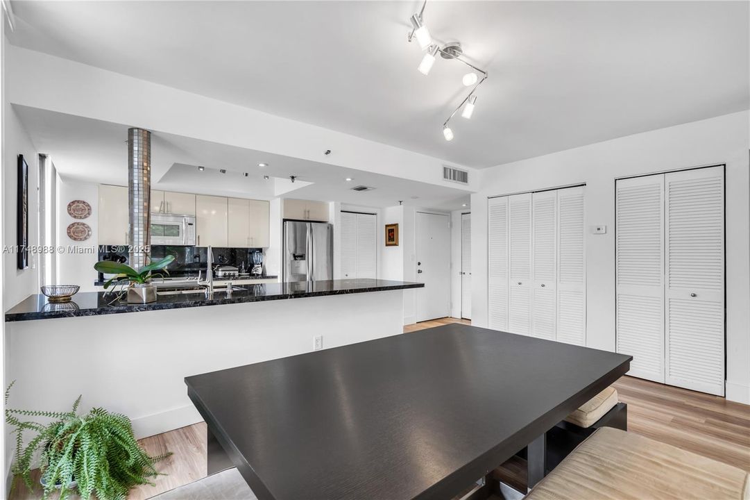 待售: $599,000 (2 贝兹, 2 浴室, 1145 平方英尺)