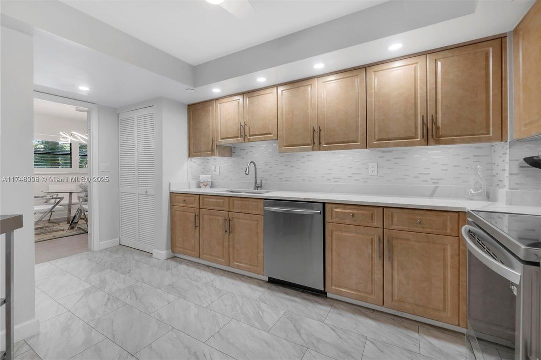 最近售出: $429,900 (2 贝兹, 2 浴室, 1351 平方英尺)