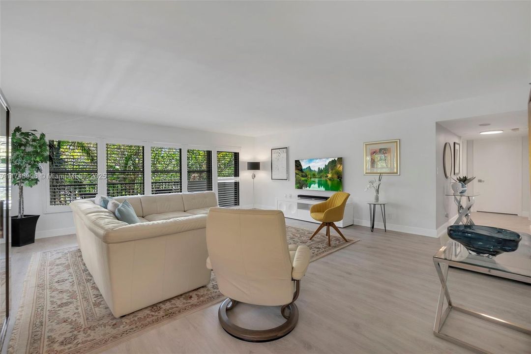 最近售出: $429,900 (2 贝兹, 2 浴室, 1351 平方英尺)