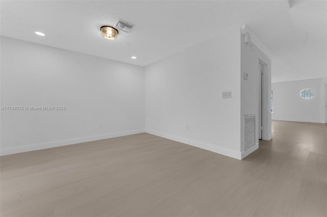 En Venta: $405,000 (3 camas, 2 baños, 1750 Pies cuadrados)