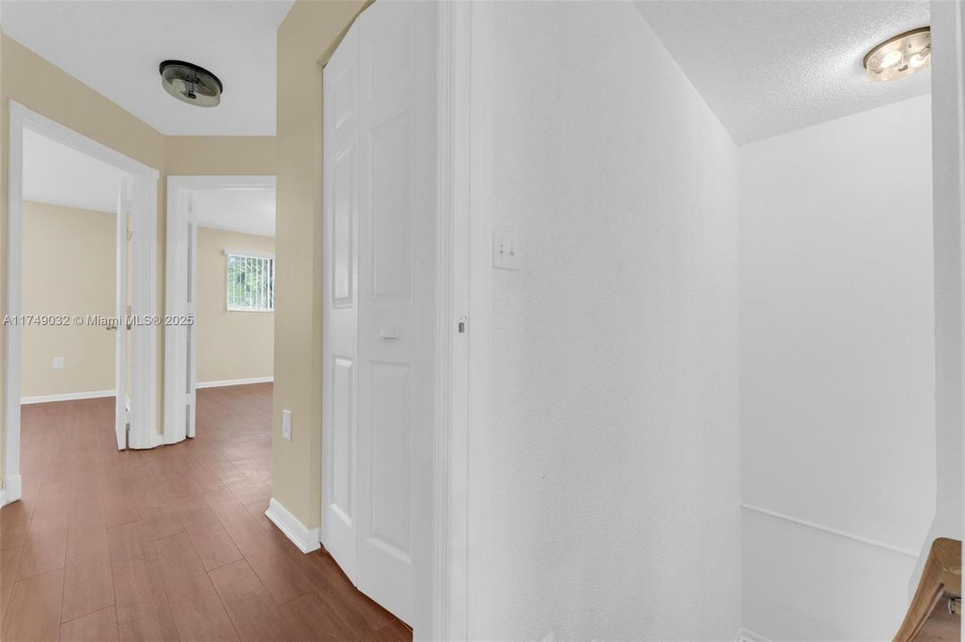 En Venta: $405,000 (3 camas, 2 baños, 1750 Pies cuadrados)