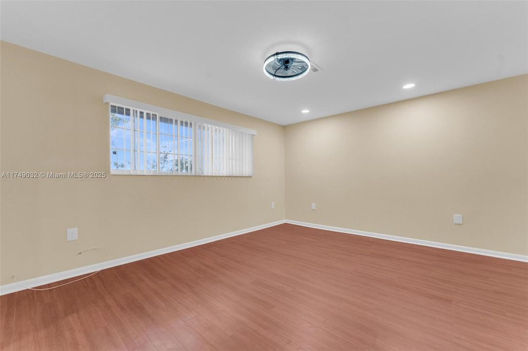 En Venta: $405,000 (3 camas, 2 baños, 1750 Pies cuadrados)