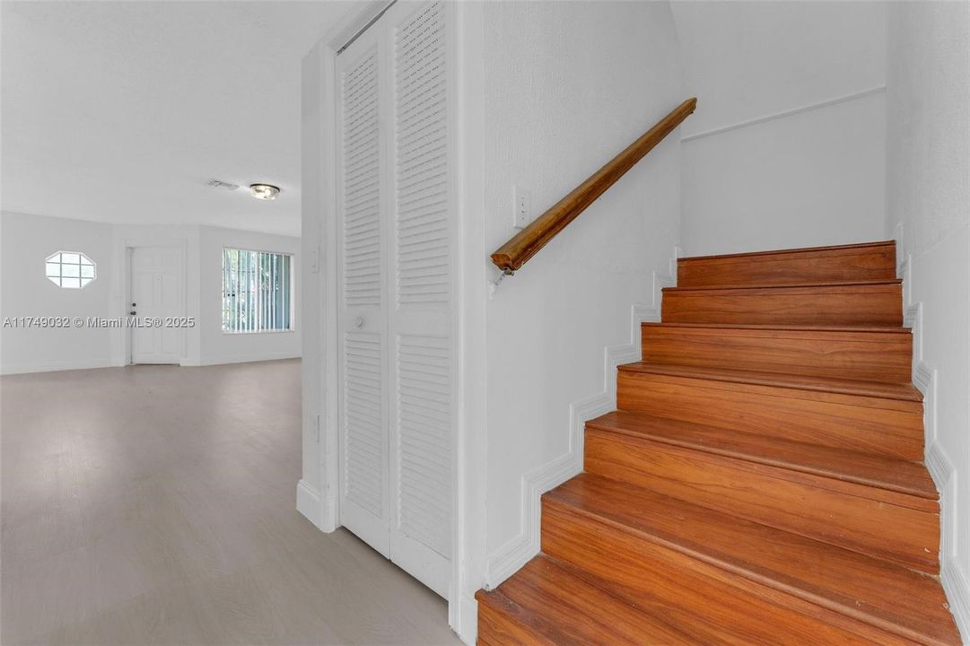 En Venta: $405,000 (3 camas, 2 baños, 1750 Pies cuadrados)