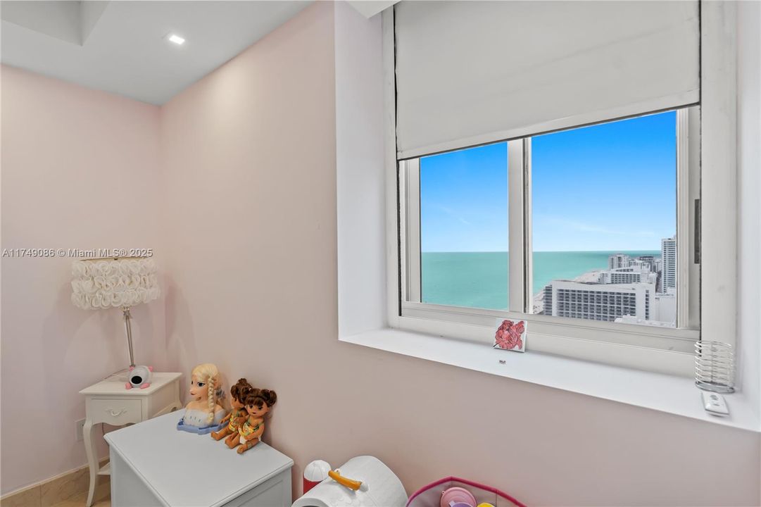 For Sale: $1,850,000 (2 beds, 2 baths, 1380 Square Feet)