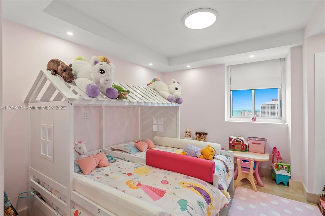 For Sale: $1,850,000 (2 beds, 2 baths, 1380 Square Feet)