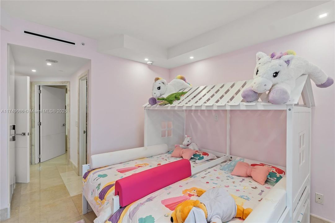 For Sale: $1,850,000 (2 beds, 2 baths, 1380 Square Feet)