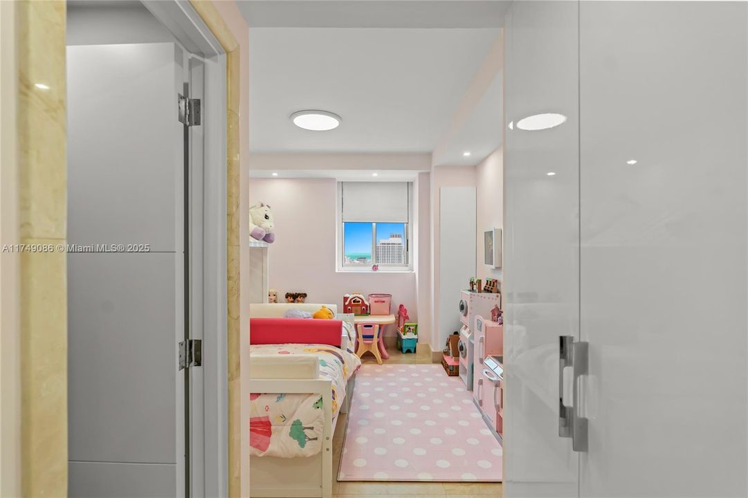 For Sale: $1,850,000 (2 beds, 2 baths, 1380 Square Feet)